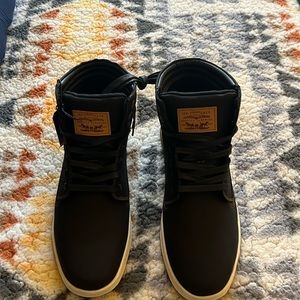 Men’s size 11 Levi’s Fletcher 2 waxed high top sneakers.